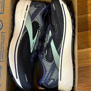 Brooks ghost 14 shoes NWT size 7